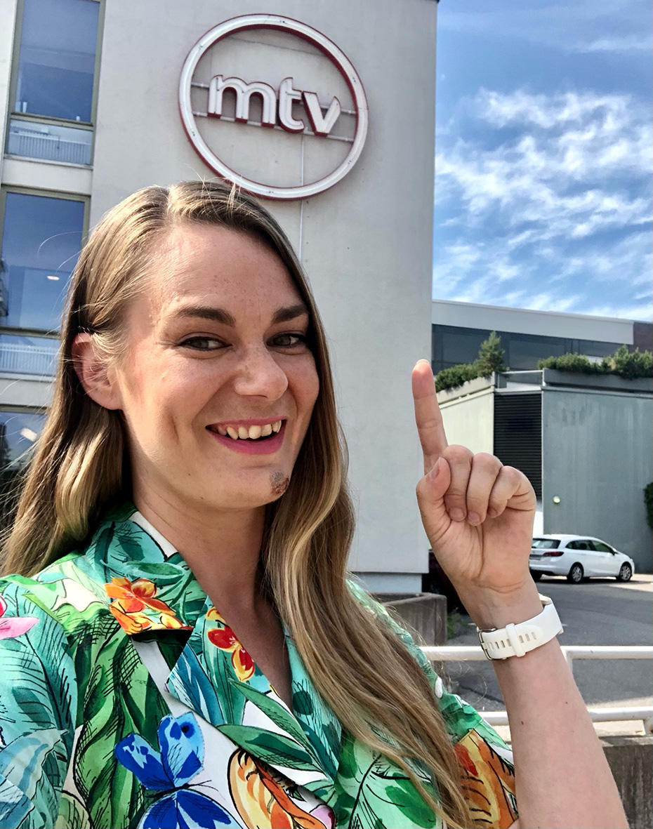 Jarna Hartikainen MTV:n talon edessä